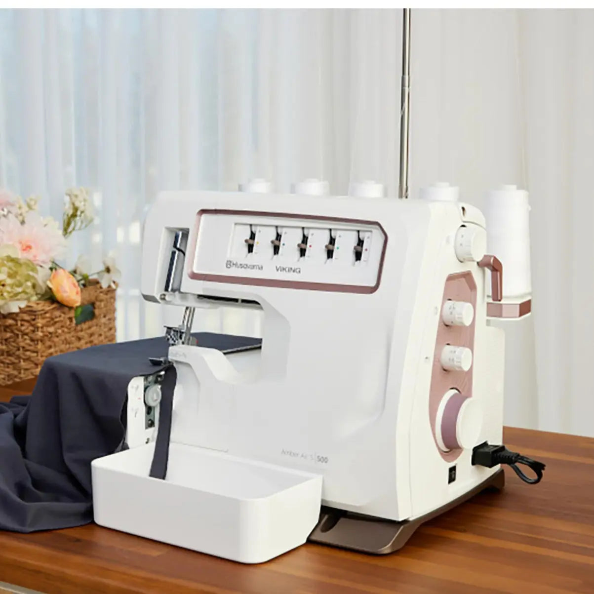 HUSQVARNA® VIKING® AMBER™ Air S | 500 Coverlock Machine