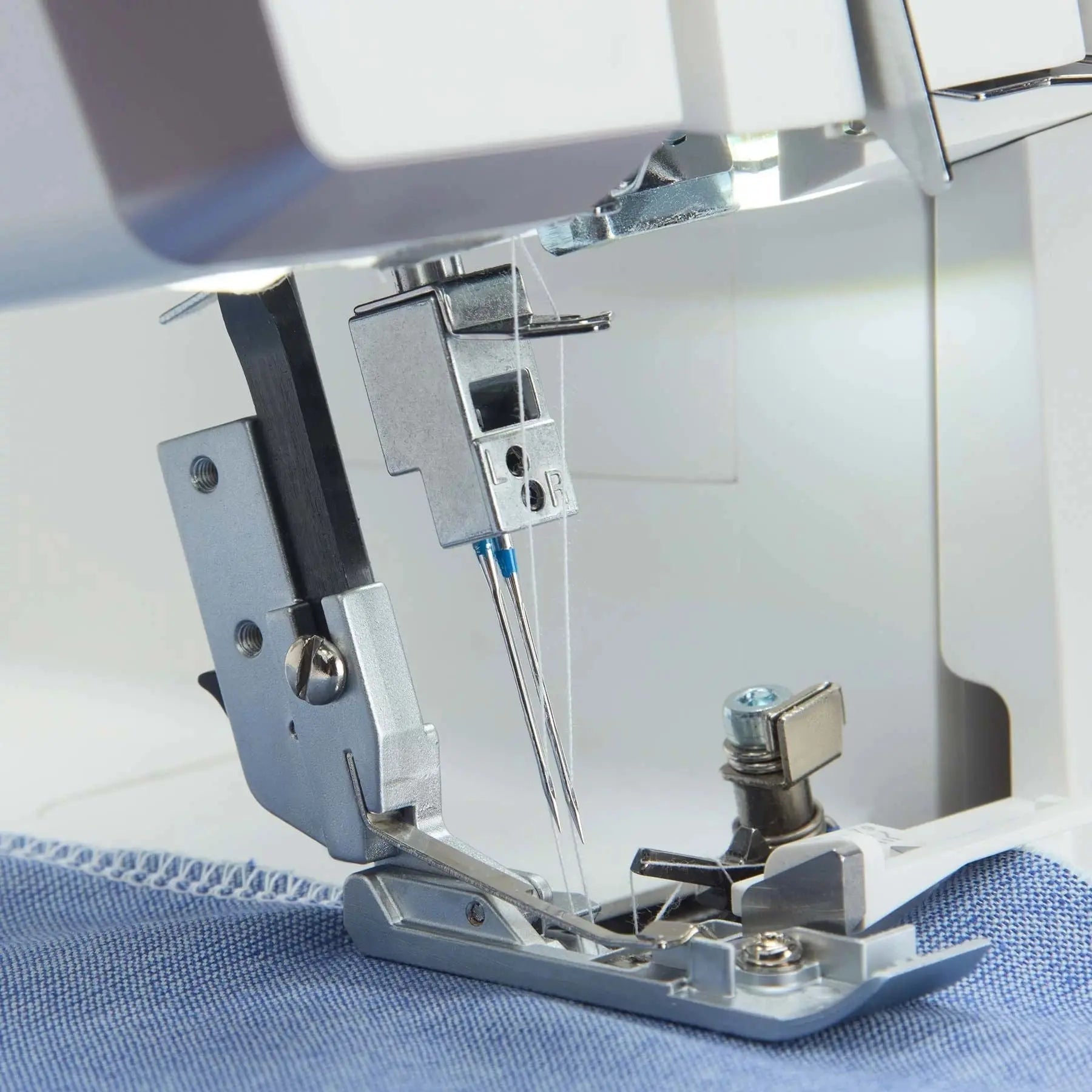 HUSQVARNA® VIKING® AMBER™ S | 300 Overlock Machine